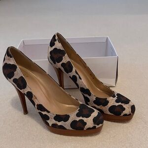 Stuart Weitzman Black and Tan leopard Patterned Heels 1” Platform 8 M
